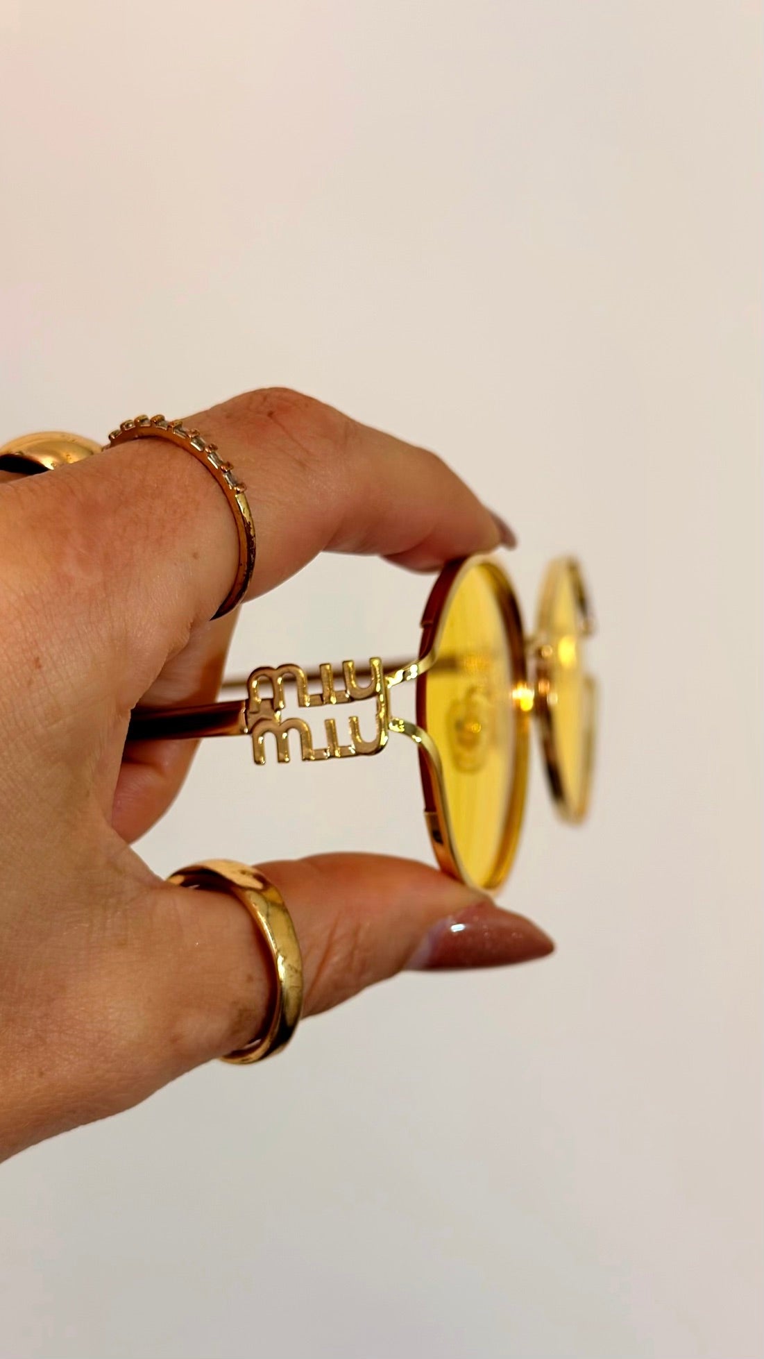 Óculos Redondo Miu Miu Lente Amarela Logo Dourado