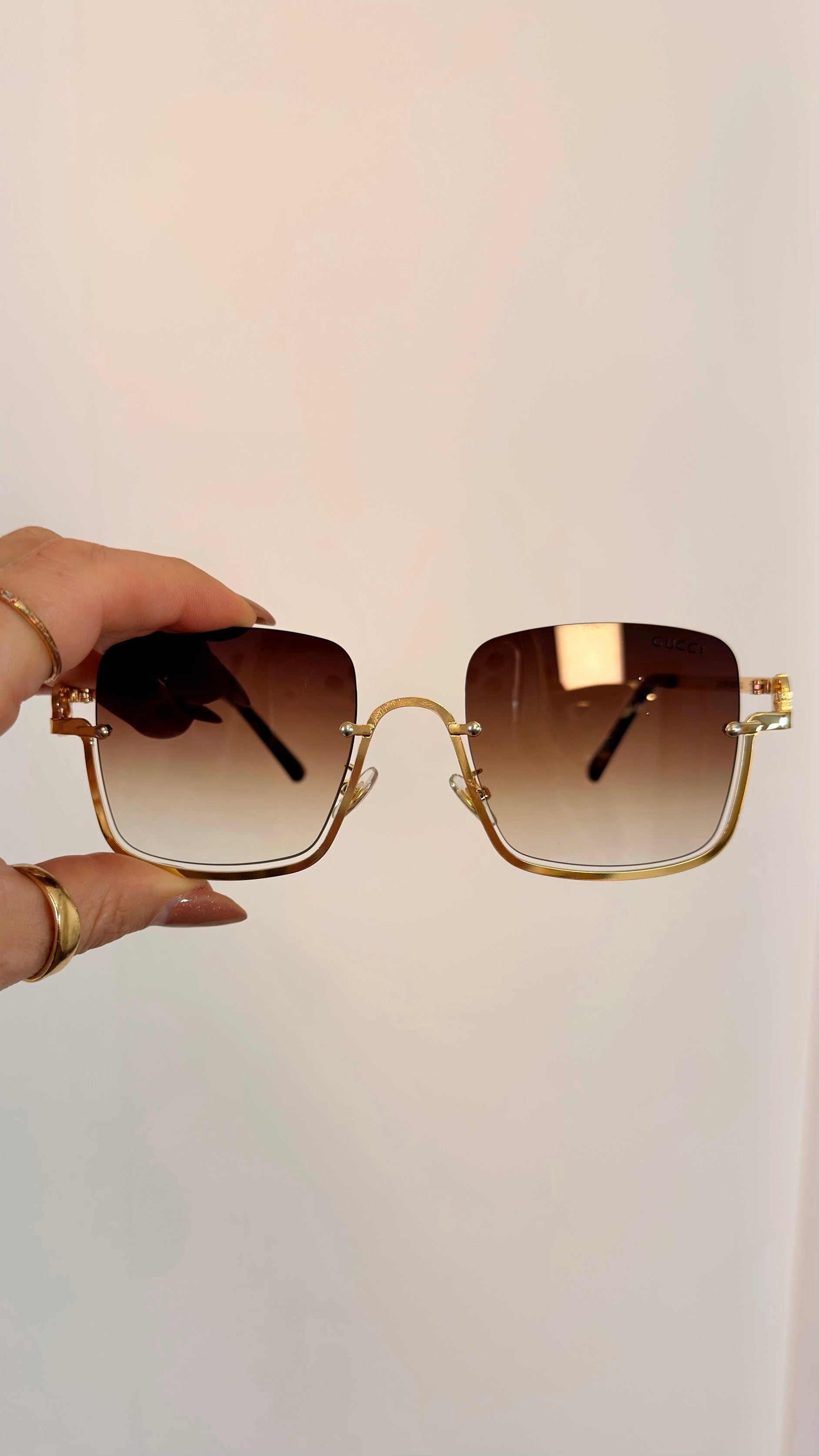 Óculos de Sol Quadrado Luxo Dourado com Detalhe Corrente