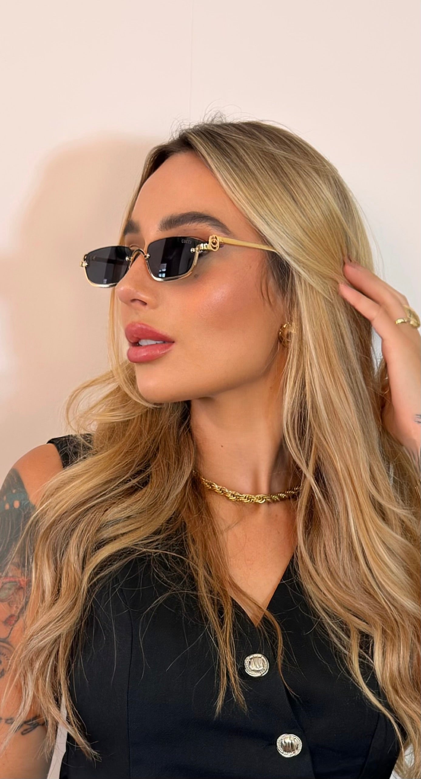 Óculos de Sol Retangular Dourado com Detalhe Trançado