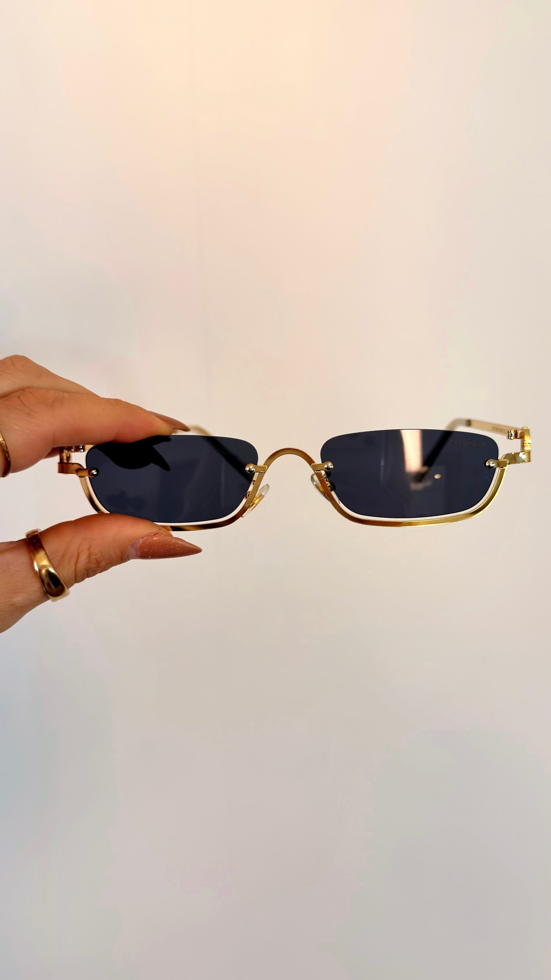Óculos de Sol Retangular Dourado com Detalhe Trançado