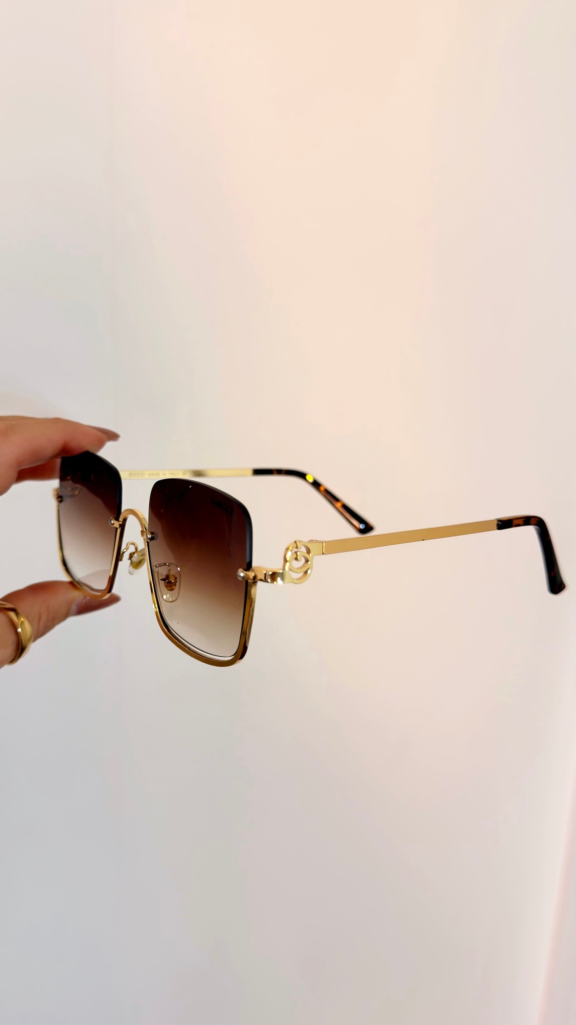 Óculos de Sol Quadrado Luxo Dourado com Detalhe Corrente