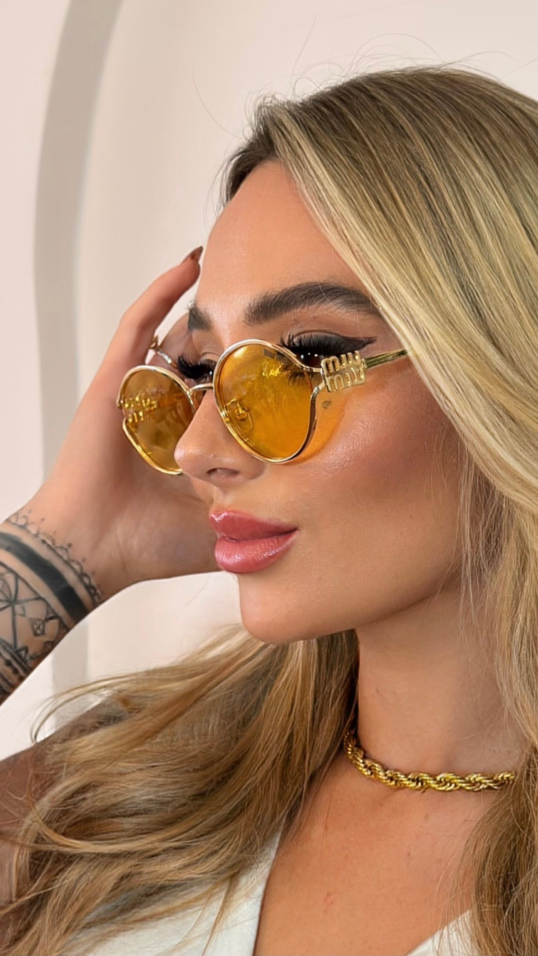 Óculos Redondo Miu Miu Lente Amarela Logo Dourado