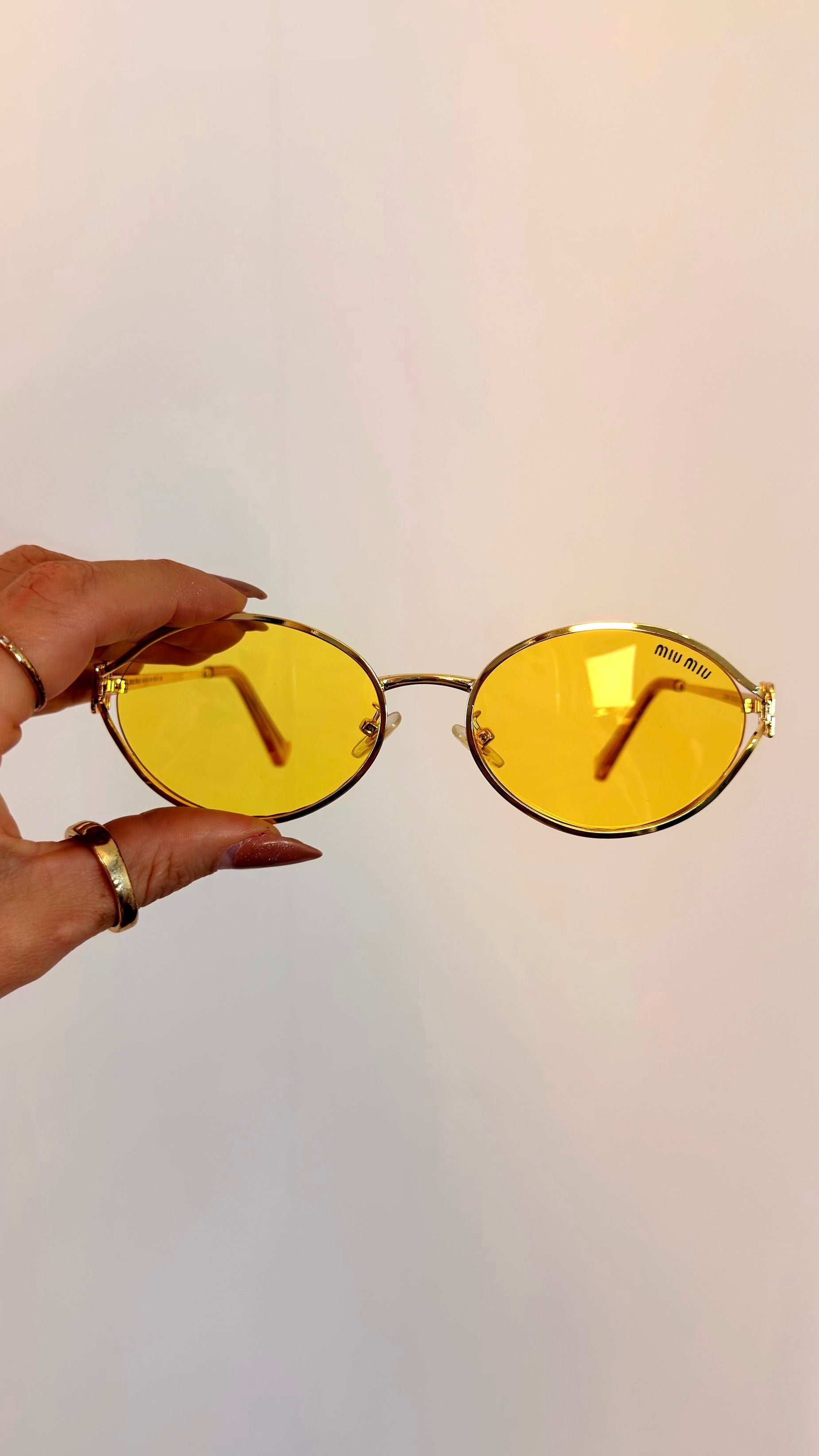Óculos Redondo Miu Miu Lente Amarela Logo Dourado