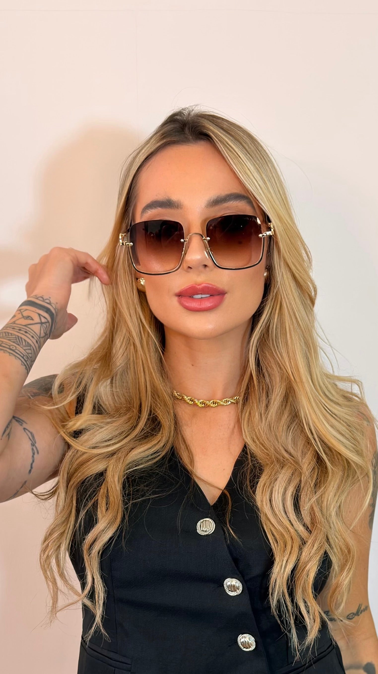 Óculos de Sol Quadrado Luxo Dourado com Detalhe Corrente