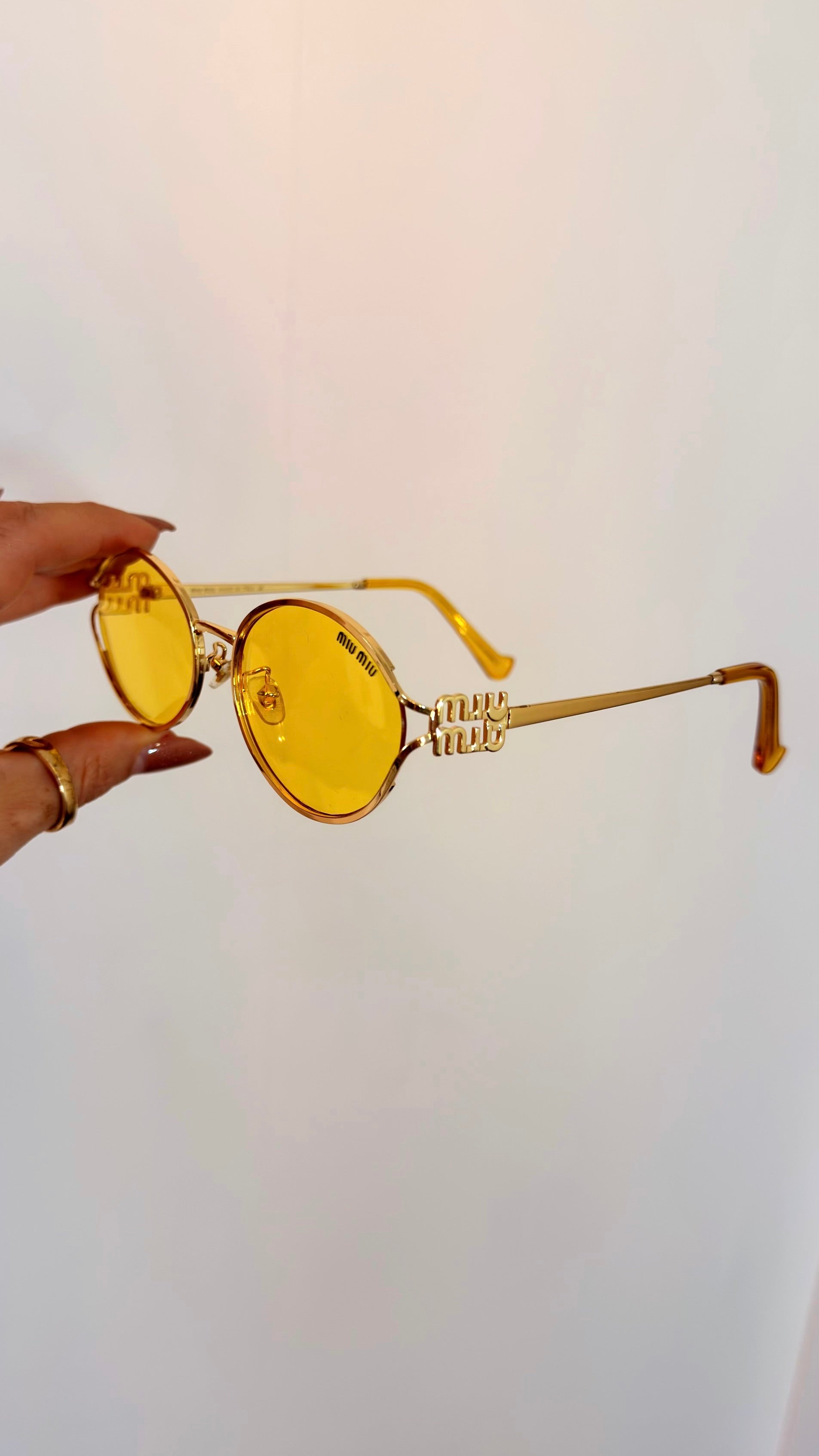Óculos Redondo Miu Miu Lente Amarela Logo Dourado