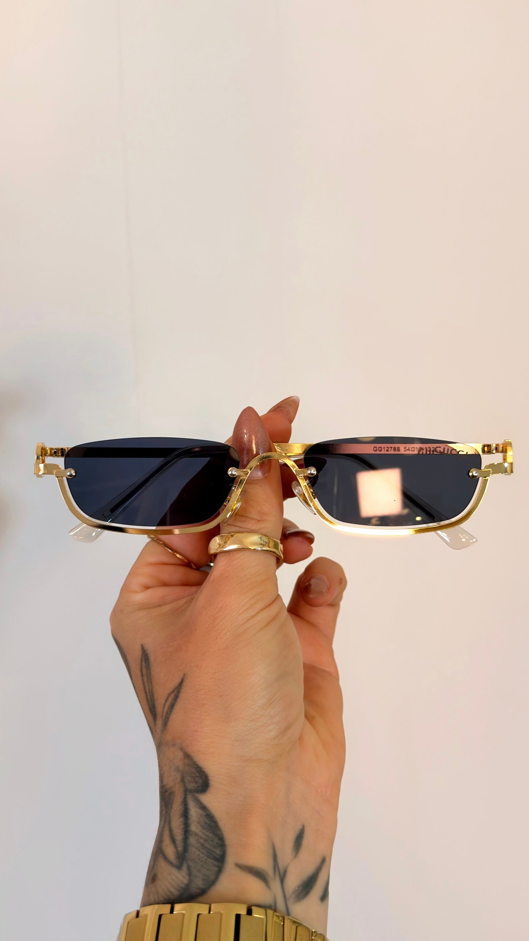 Óculos de Sol Retangular Dourado com Detalhe Trançado