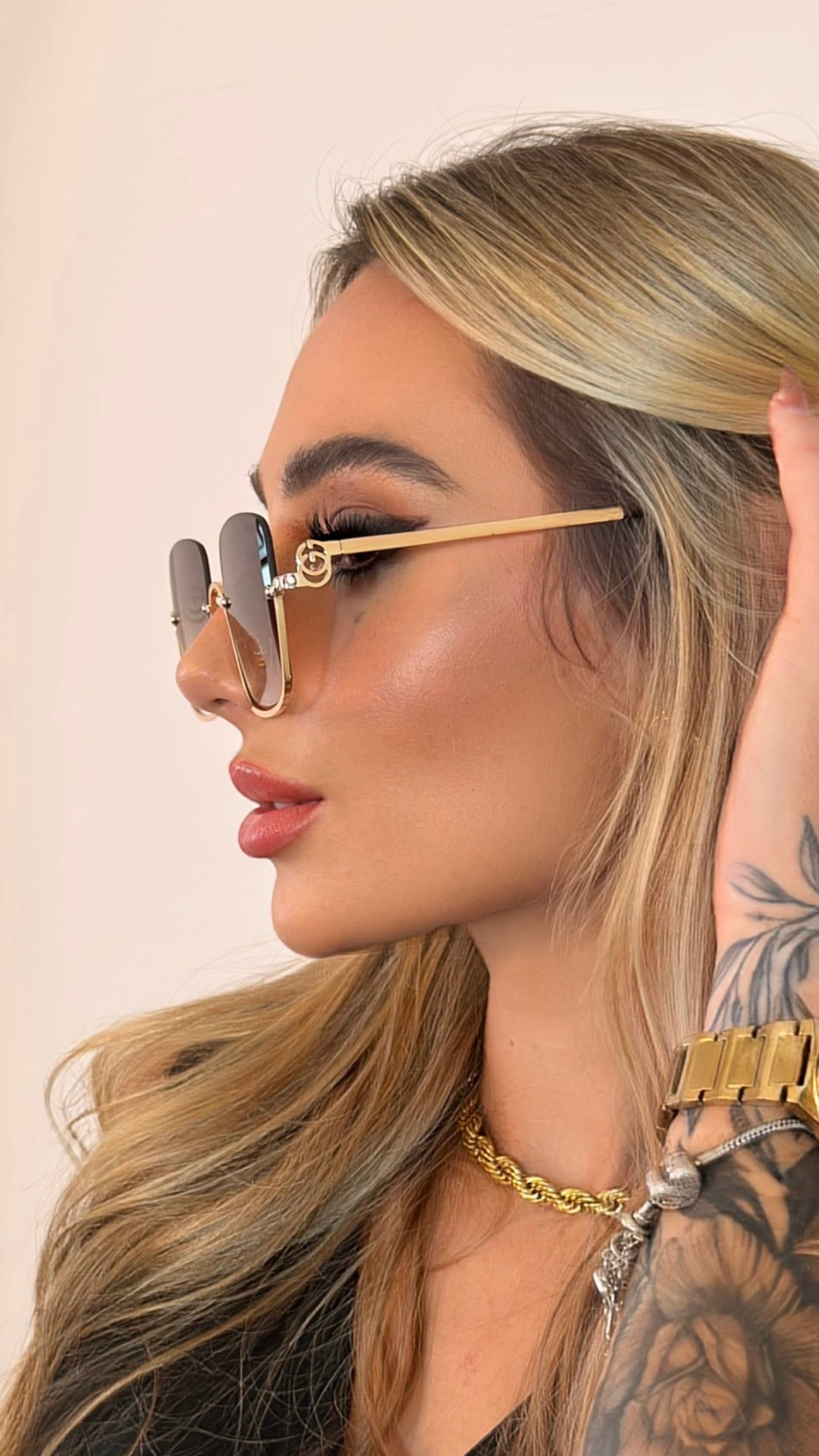 Óculos de Sol Quadrado Luxo Dourado com Detalhe Corrente