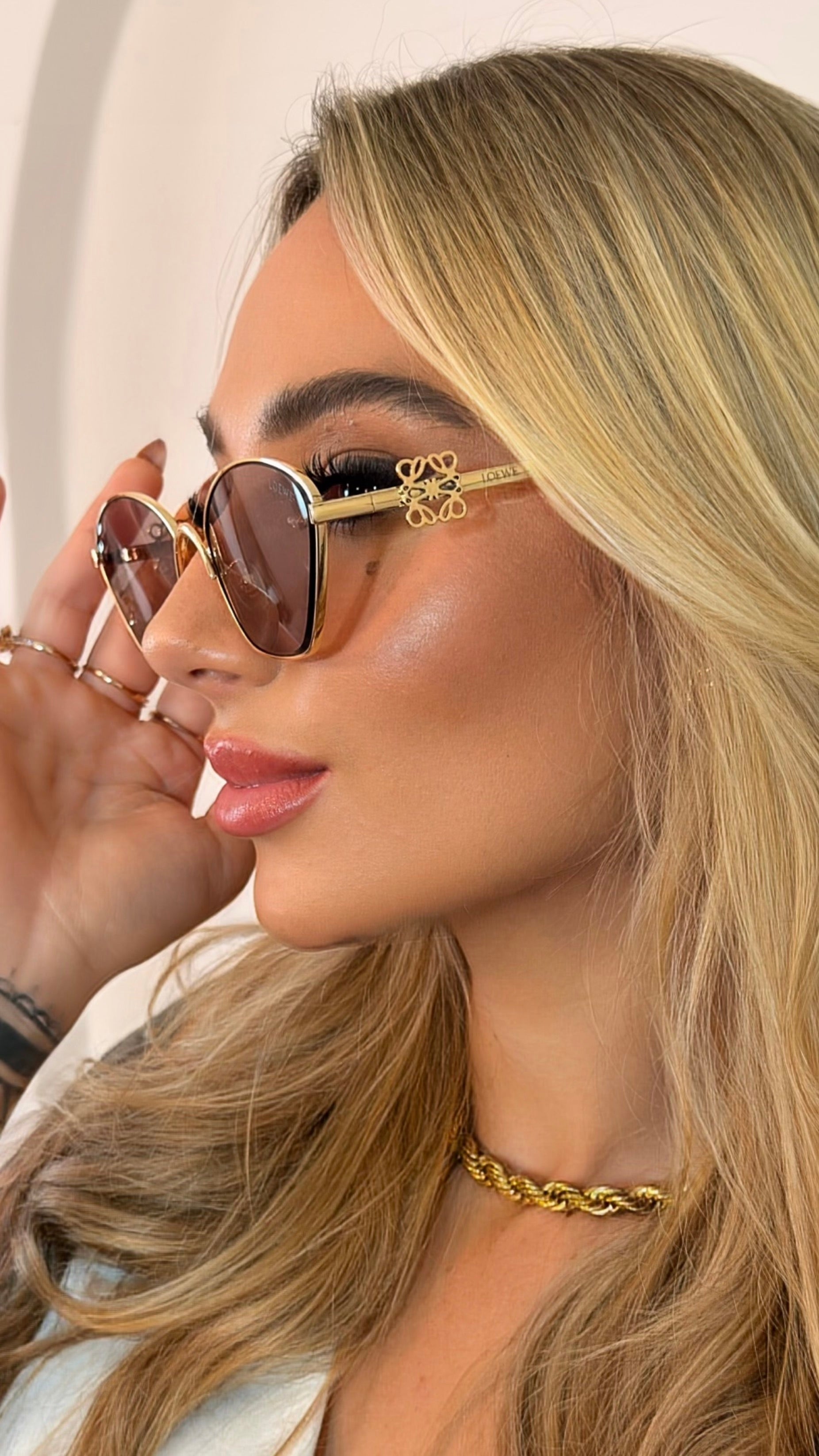 Óculos de Sol Loewe Dourado com Logo Anagrama