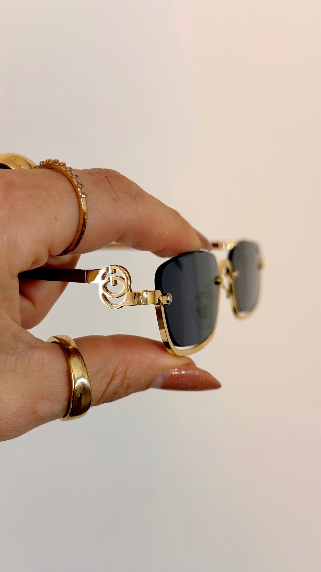 Óculos de Sol Retangular Dourado com Detalhe Trançado