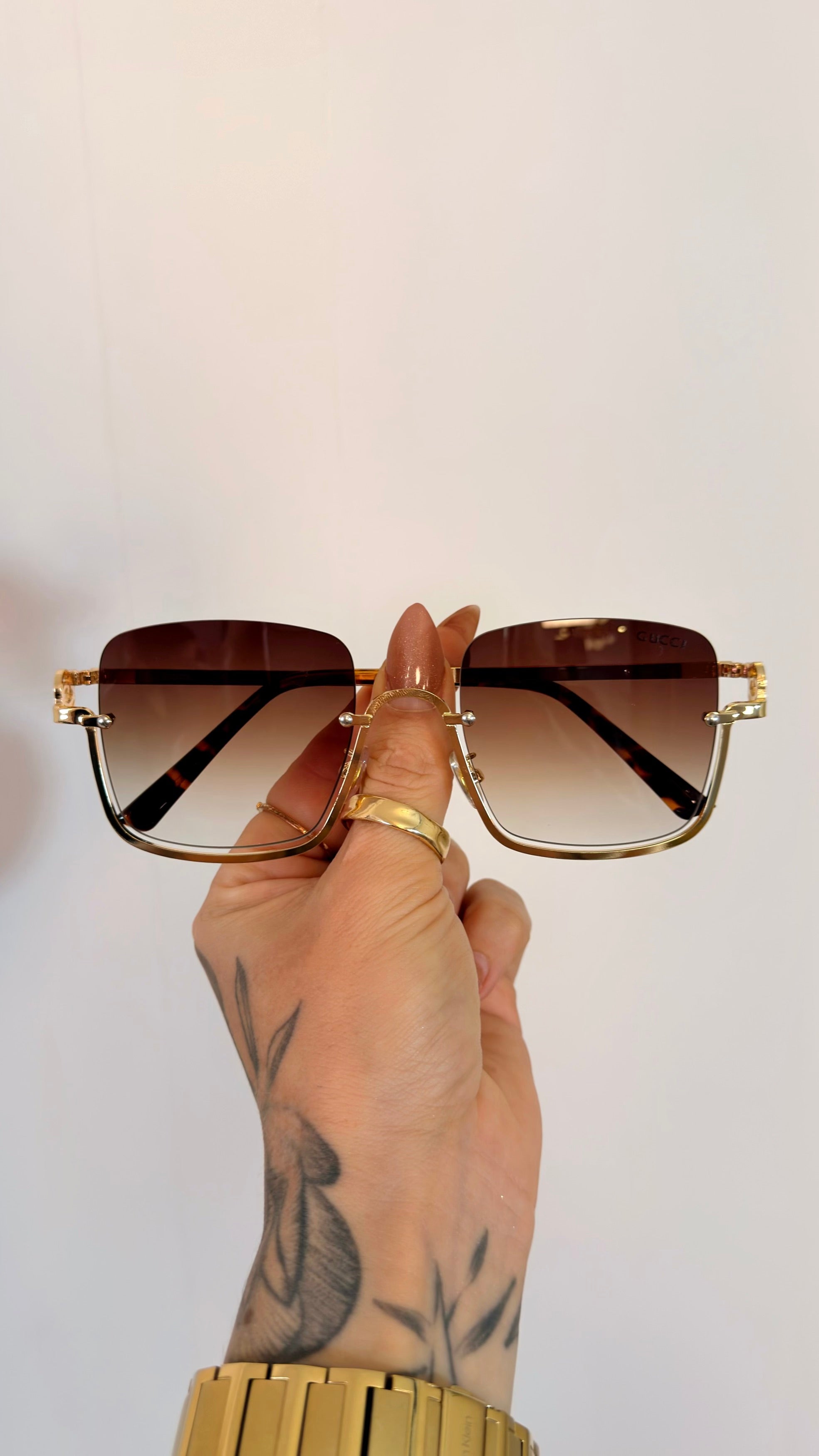 Óculos de Sol Quadrado Luxo Dourado com Detalhe Corrente