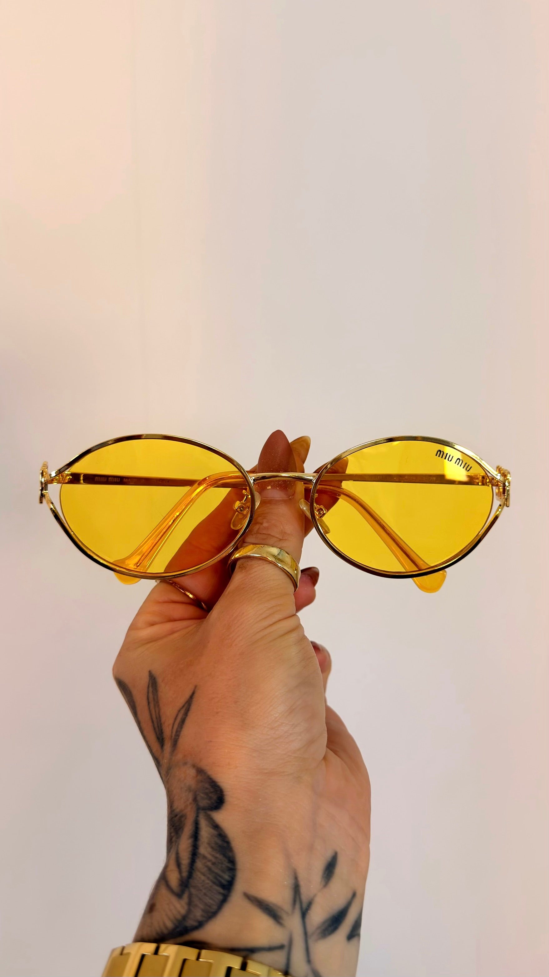 Óculos Redondo Miu Miu Lente Amarela Logo Dourado