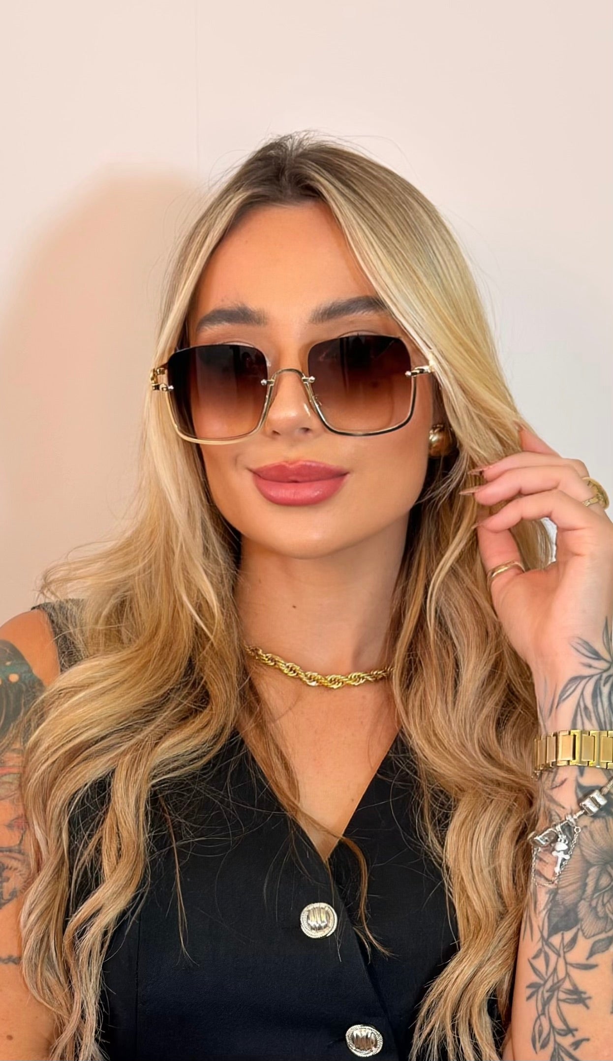 Óculos de Sol Quadrado Luxo Dourado com Detalhe Corrente