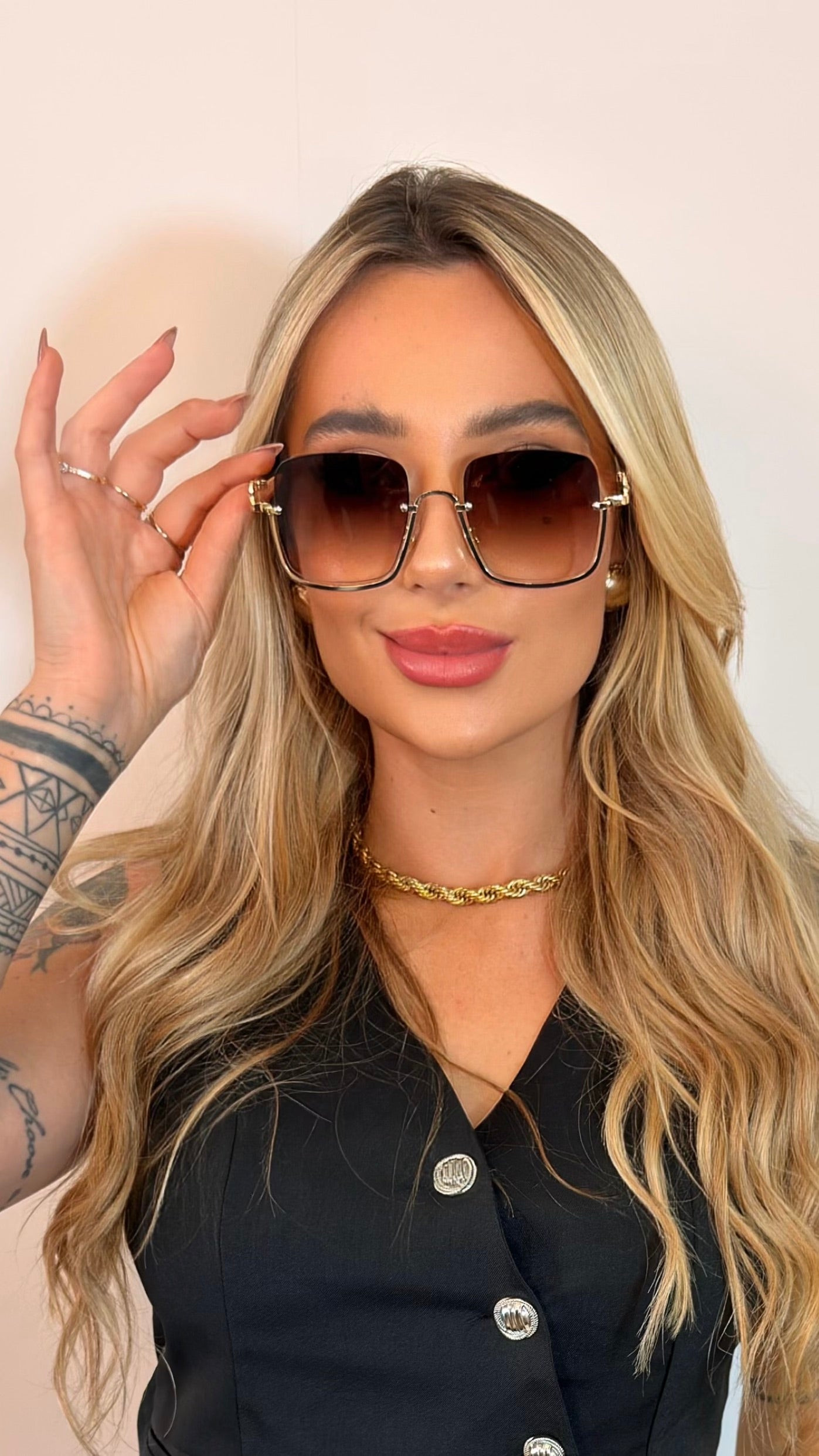 Óculos de Sol Quadrado Luxo Dourado com Detalhe Corrente