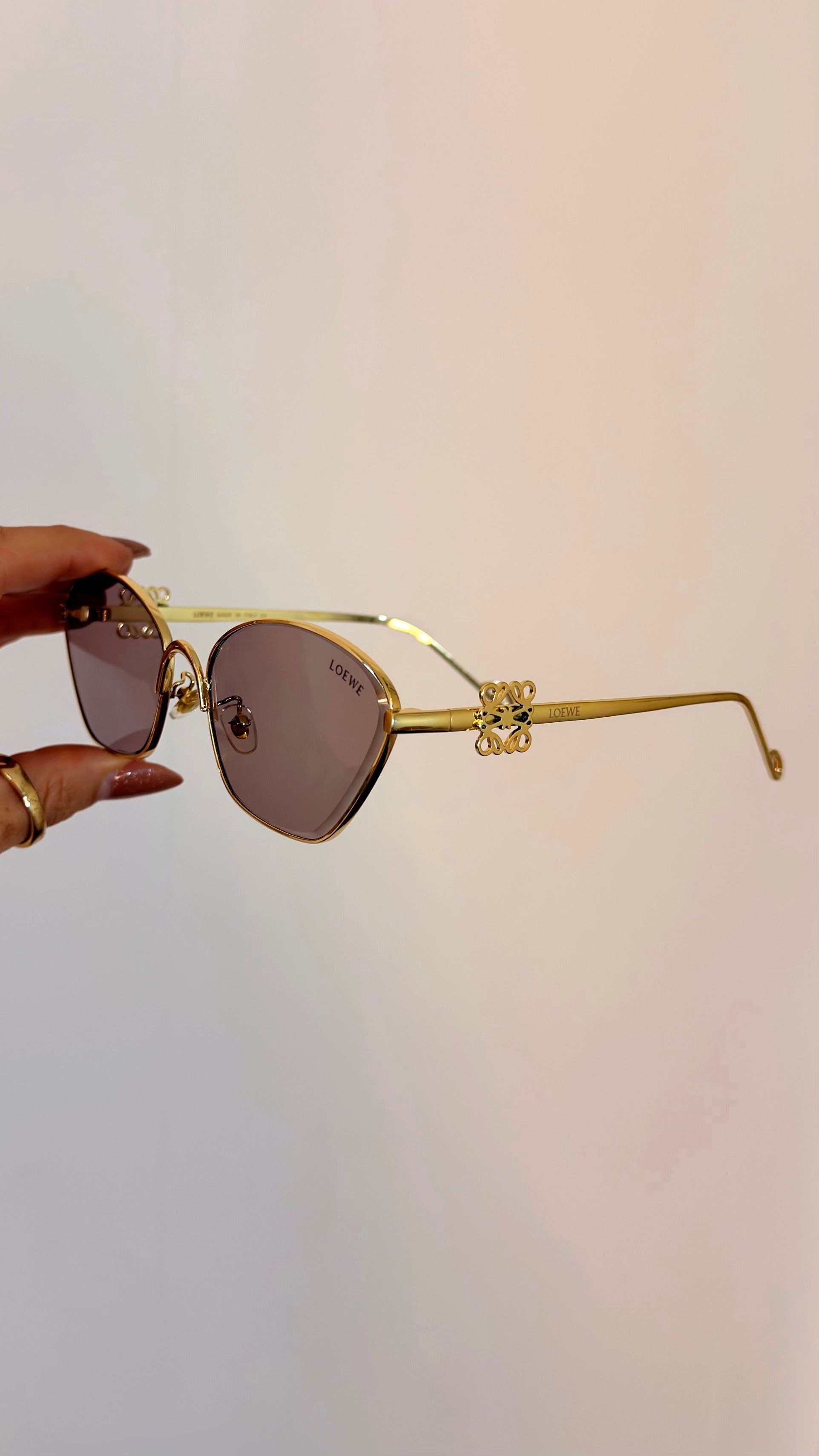 Óculos de Sol Loewe Dourado com Logo Anagrama