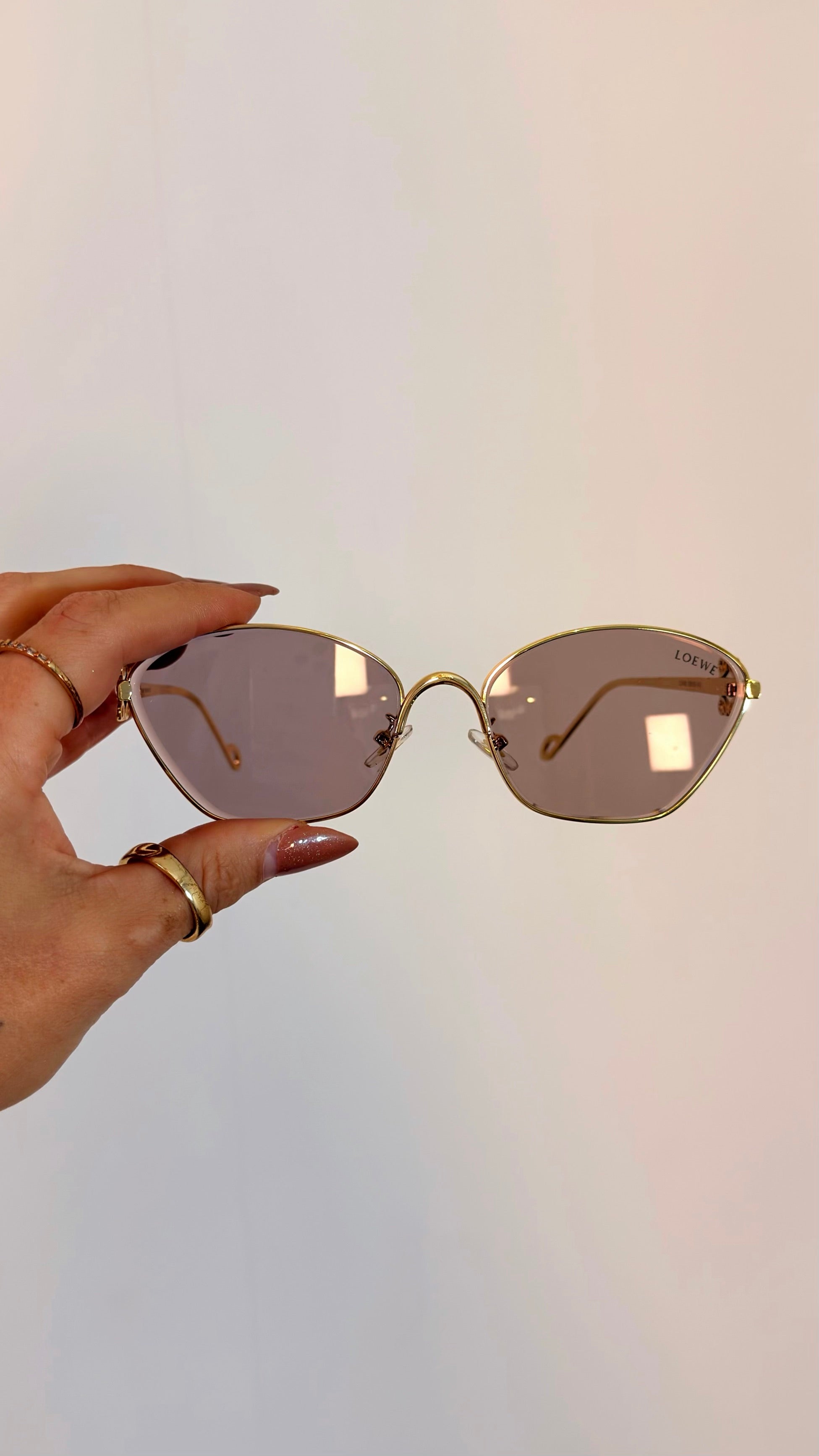 Óculos de Sol Loewe Dourado com Logo Anagrama