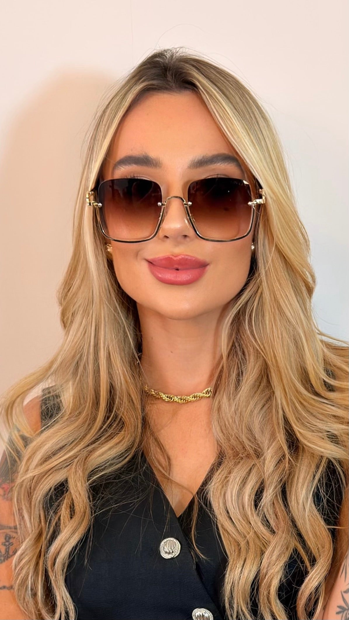 Óculos de Sol Quadrado Luxo Dourado com Detalhe Corrente