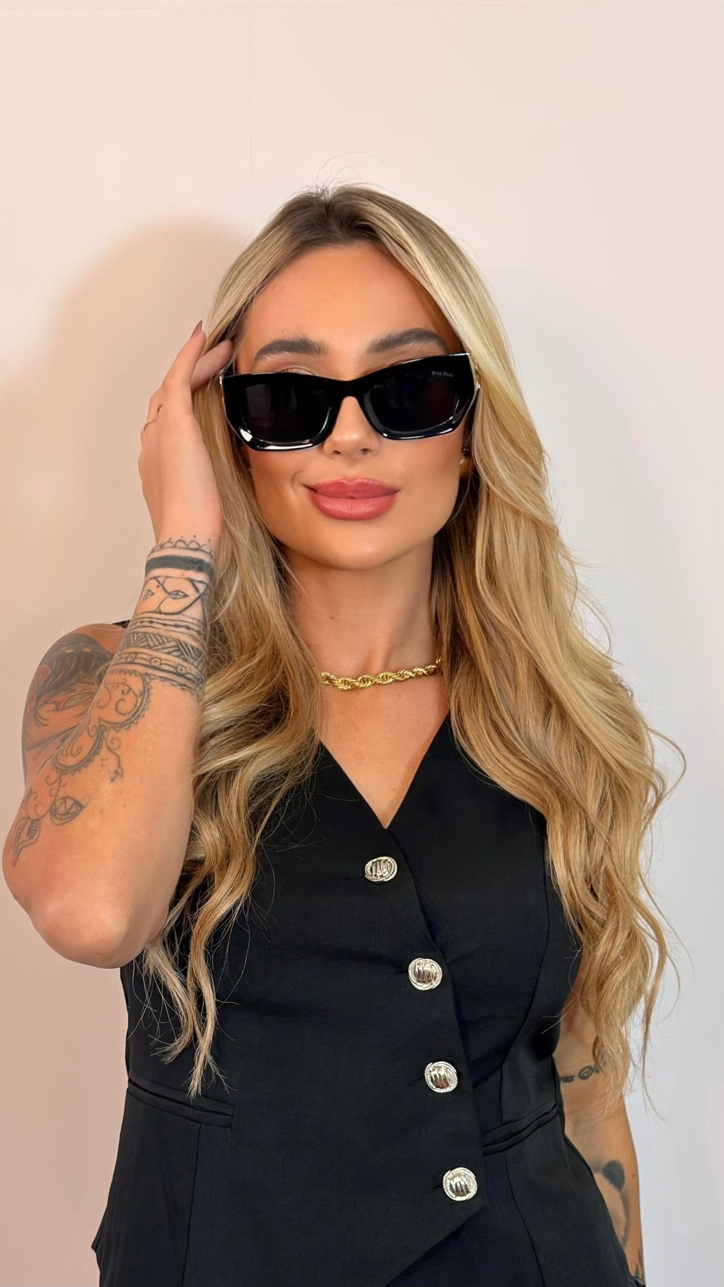 Óculos de Sol Miu Miu Quadrado  com Logo Dourado