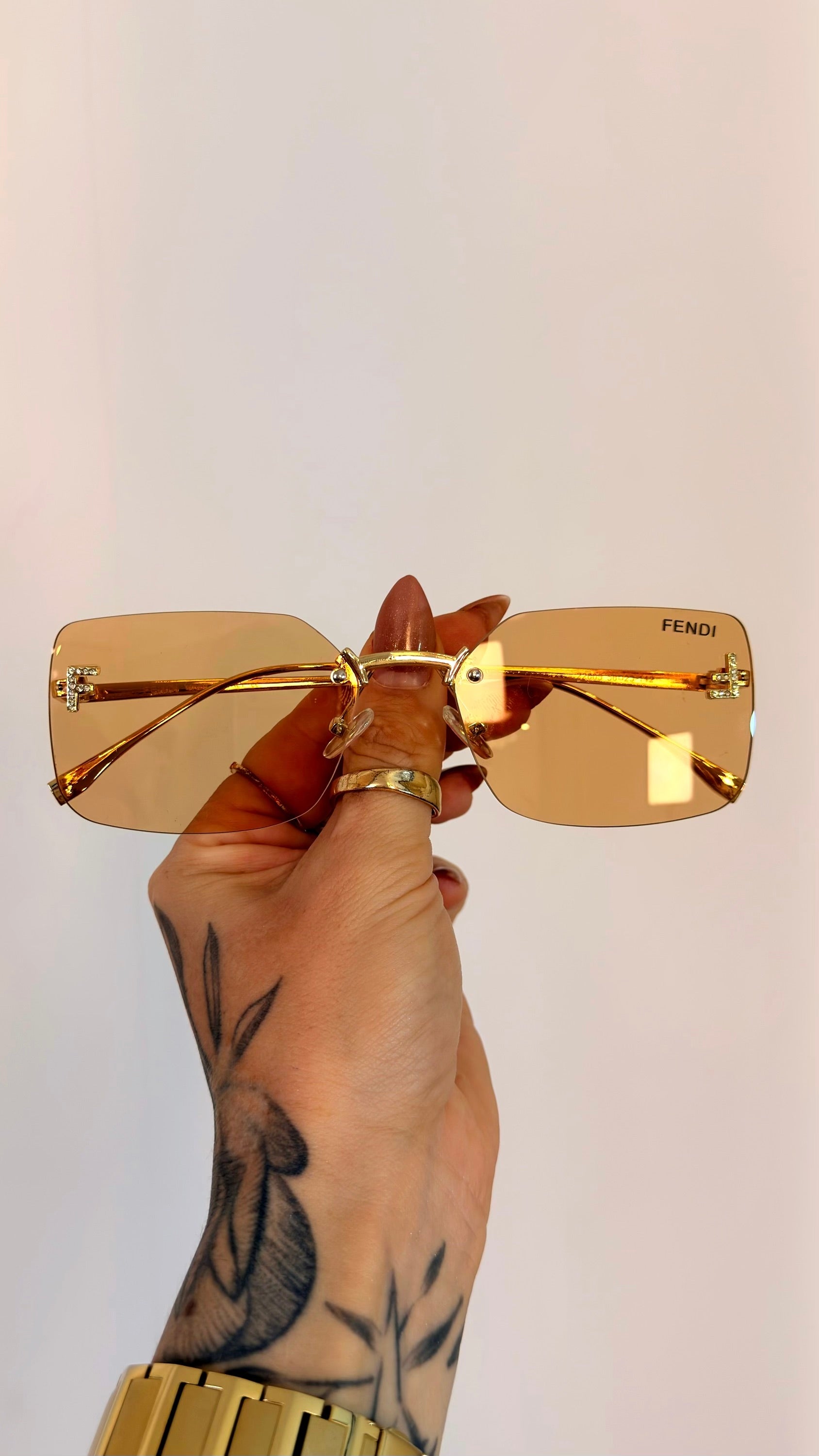 Óculos de Sol Fendi Lentes Degradê Armação Metálica