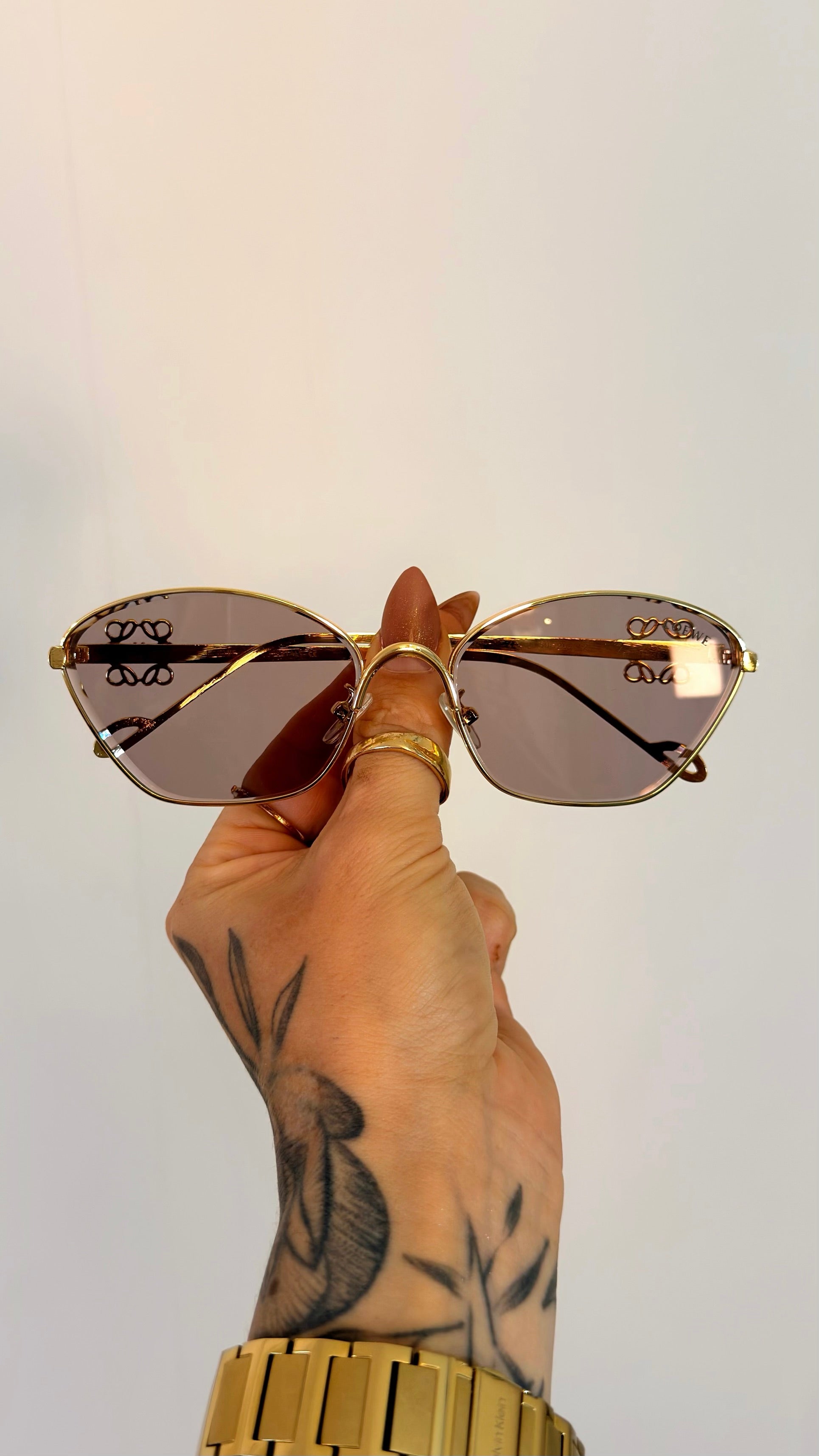 Óculos de Sol Loewe Dourado com Logo Anagrama