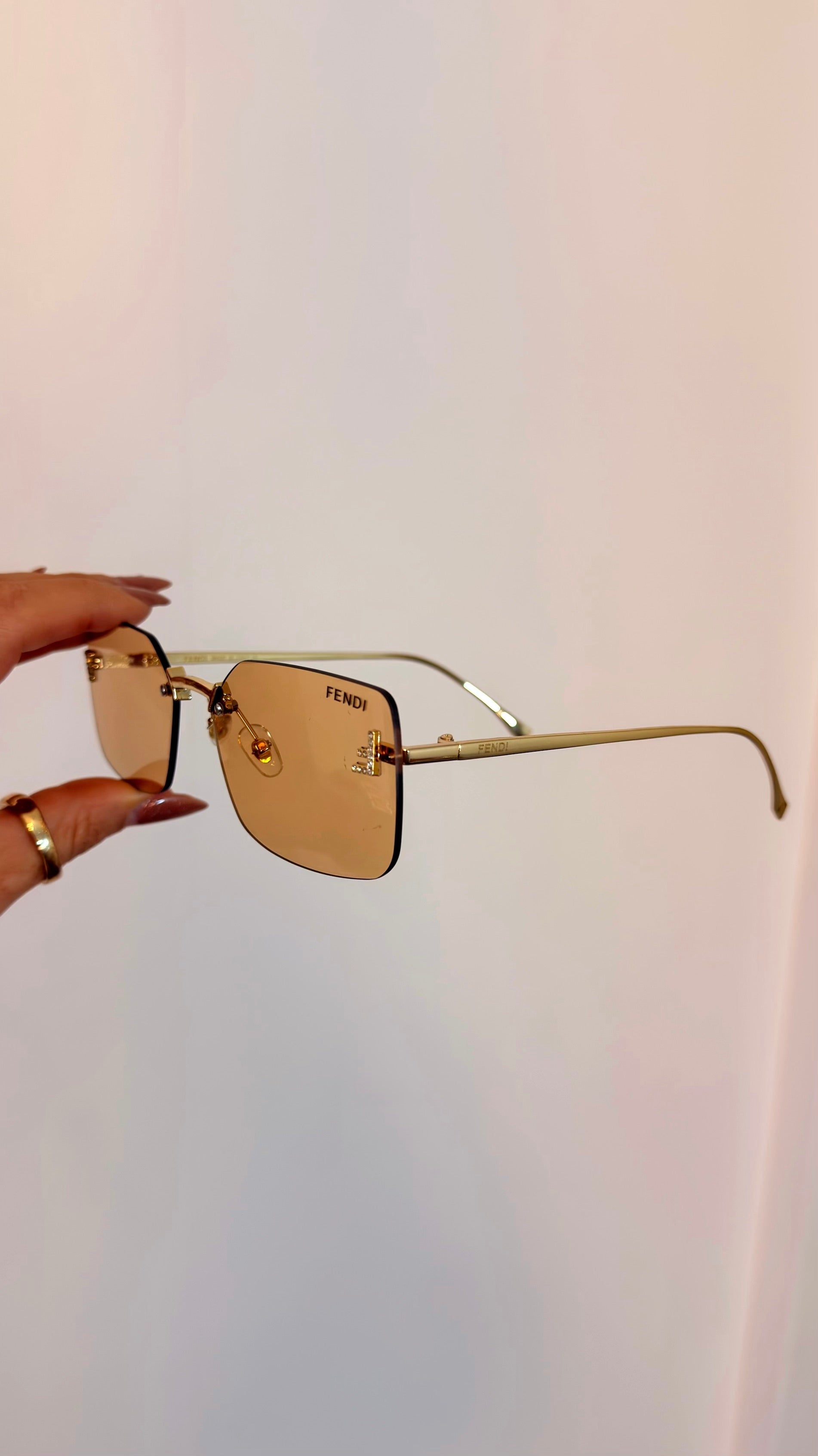 Óculos de Sol Fendi Lentes Degradê Armação Metálica
