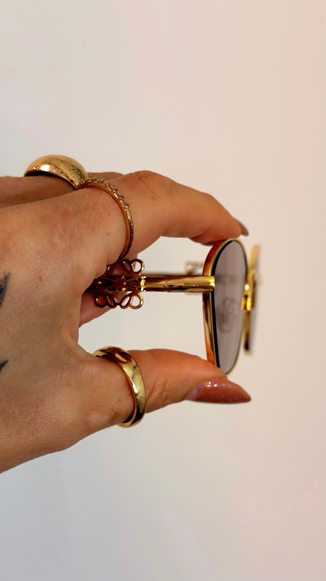Óculos de Sol Loewe Dourado com Logo Anagrama