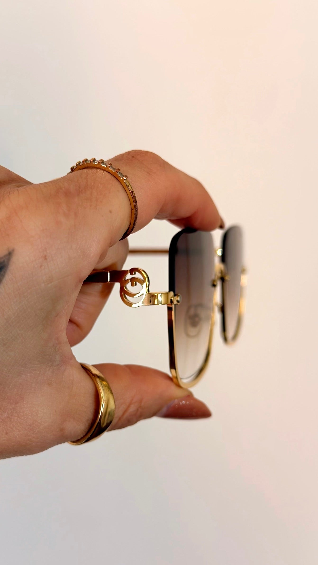 Óculos de Sol Quadrado Luxo Dourado com Detalhe Corrente